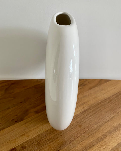 Flat round vase white