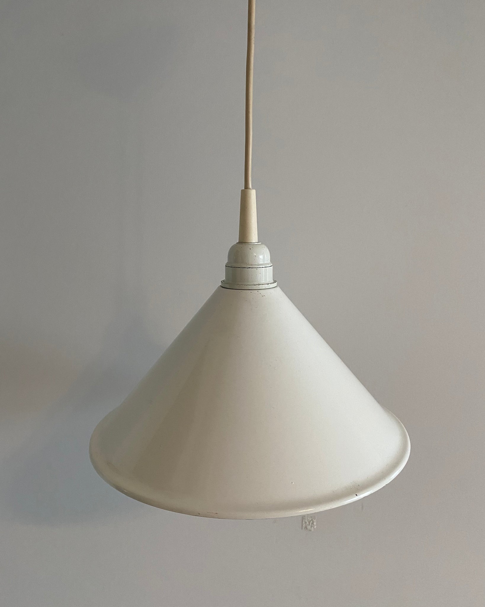 Almost white metal hanging lamp