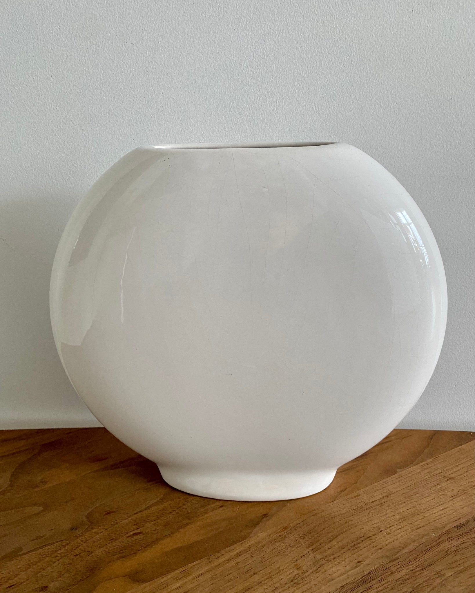 Flat round vase white