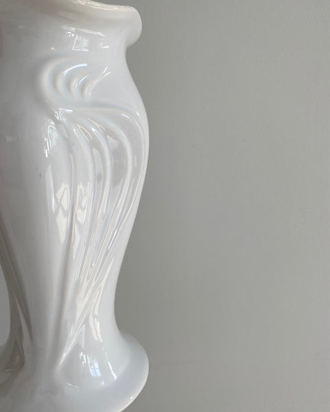 Curved vase white